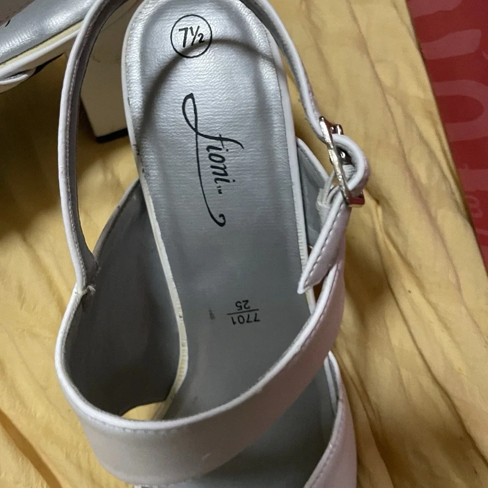 Fioni Women's Open Toe Strappy‎ Heeled Pumps Sandals, White, Size 675, EUC